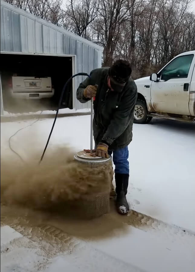 Air filter cleaner in action 1 (1)